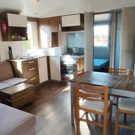 Mobil-homes Les Charmettes 4 Etoiles Kemping *