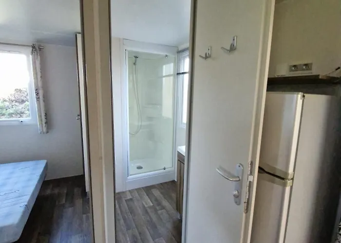 אתר קמפינג Mobil-homes Les Charmettes 4 Etoiles לס מתה