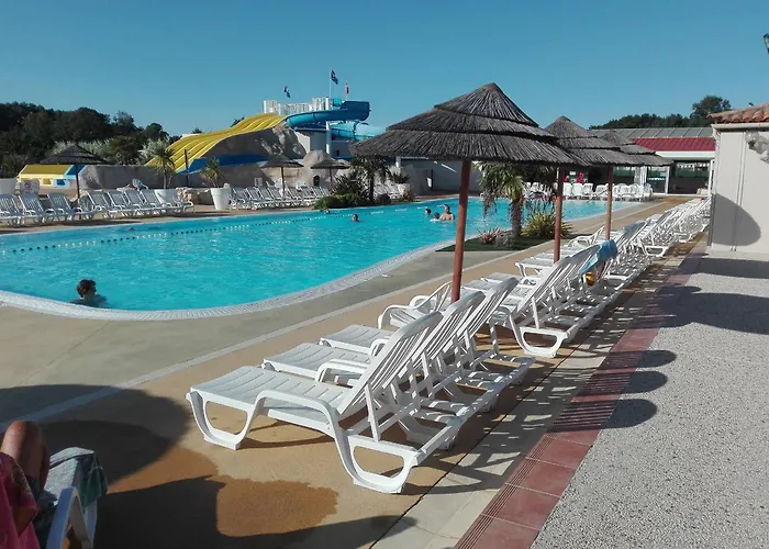 אתר קמפינג Mobil-homes Les Charmettes 4 Etoiles לס מתה