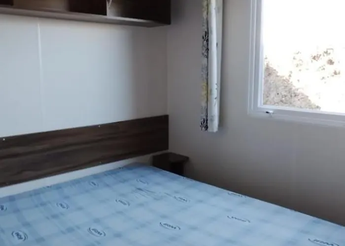 אתר קמפינג Mobil-homes Les Charmettes 4 Etoiles לס מתה