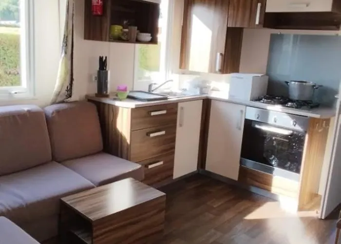 אתר קמפינג Mobil-homes Les Charmettes 4 Etoiles *